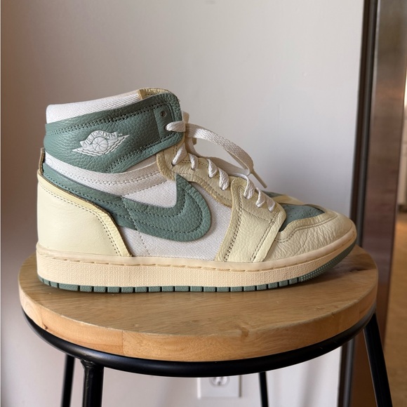 Nike Air Jordan 1 High Top in Cream & Seafoam Green - Picture 2 of 7